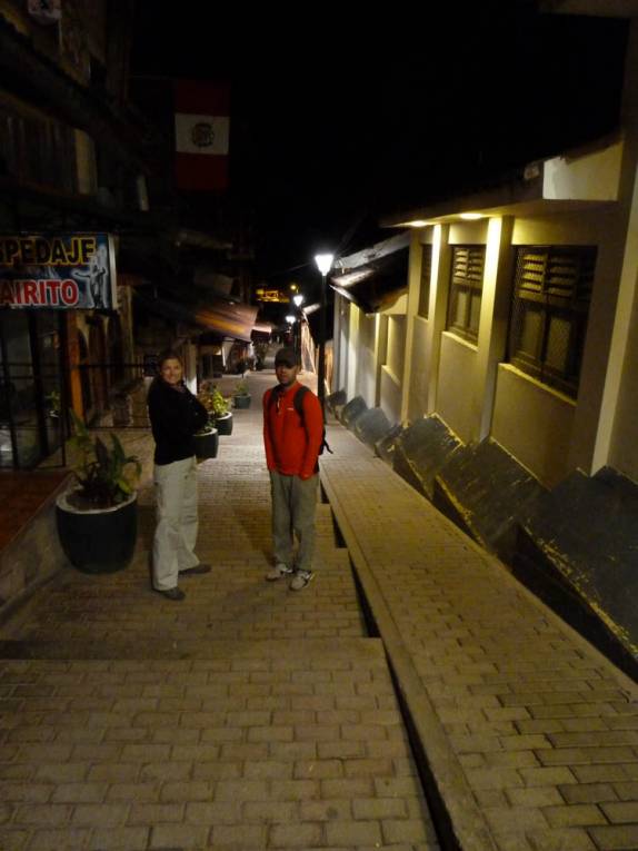 De madrugada, nas ruas de Aguas Calientes, prontos para caminhar até Machu Picchu, no Peru